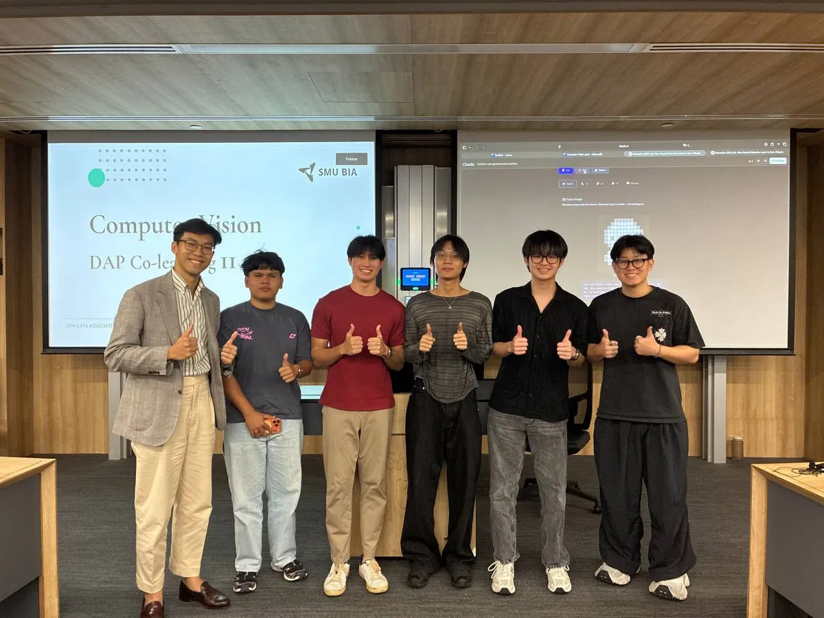 A co-learning team leading a topic
